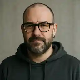 Fiktives Foto von Daniel Reimers aus Hannover, der das Sportuna Casino bewertet und darauf hinweist, dass Glücksspiel nur als Unterhaltung dienen sollte.