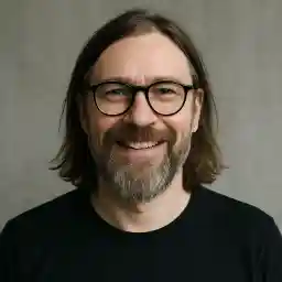 Fiktives Foto von Markus Feldmann aus Freiburg, der seine persönliche Erfahrung mit dem Sportuna Casino teilt und verantwortungsbewusstes Spielen betont.